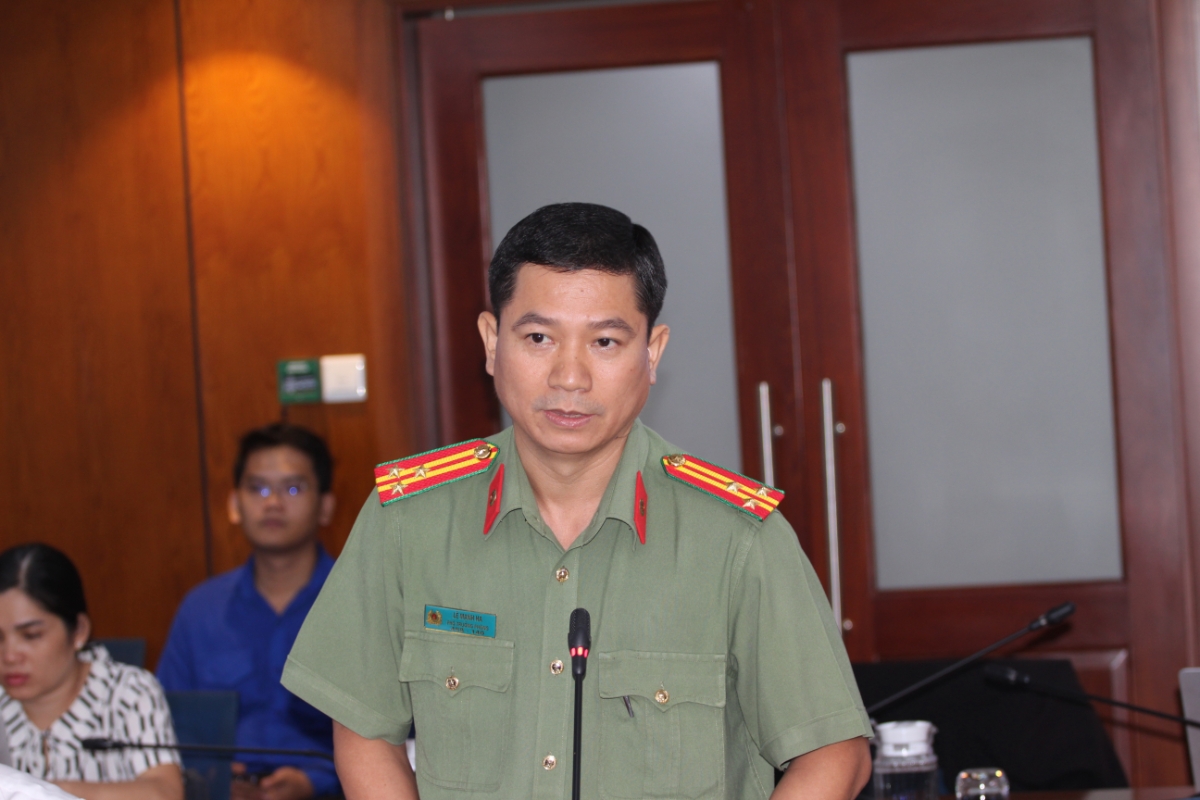Thượng t&aacute; L&ecirc; Mạnh H&agrave;, Ph&oacute; trưởng ph&ograve;ng Tham mưu C&ocirc;ng an TP.HCM th&ocirc;ng tin tại buổi họp chiều 23/5. Ảnh: TN.