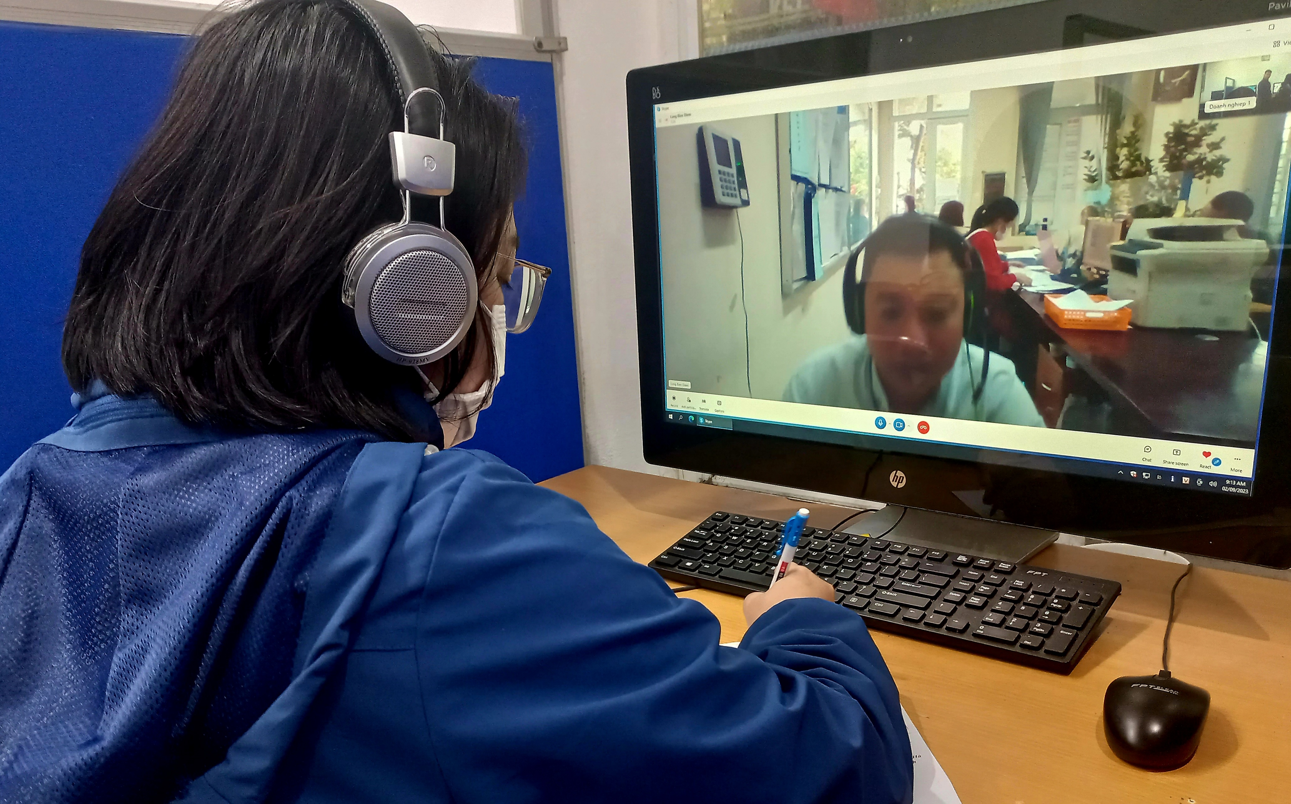 Phỏng vấn tuyển dụng lao động tại s&agrave;n việc l&agrave;m H&agrave; Nội. Ảnh: N.Dương.