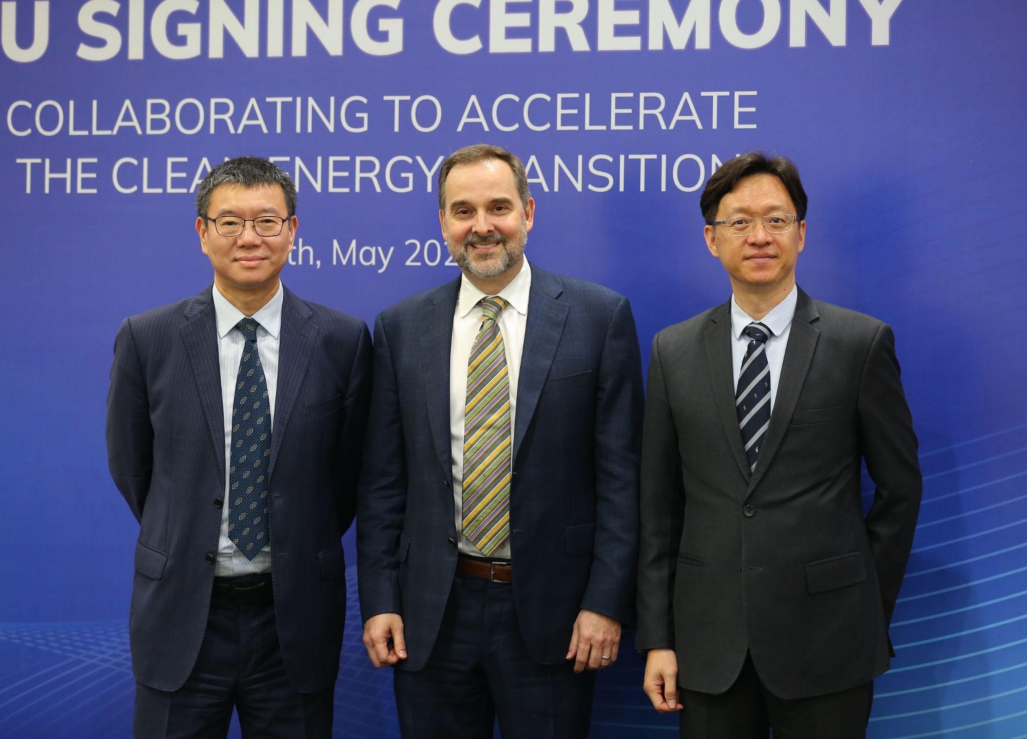 Ông Jerry Fan, Phó Chủ tịch Kinh doanh Cấp cao khu vực châu Á - Thái Bình Dương, Nhật Bản và Trung Quốc (APJC) kiêm Chủ tịch khu vực châu Á, Thái Bình Dương, Analog Devices (bên trái) cùng các quản lý cấp cao của Analog Devices tại buổi họp báo.