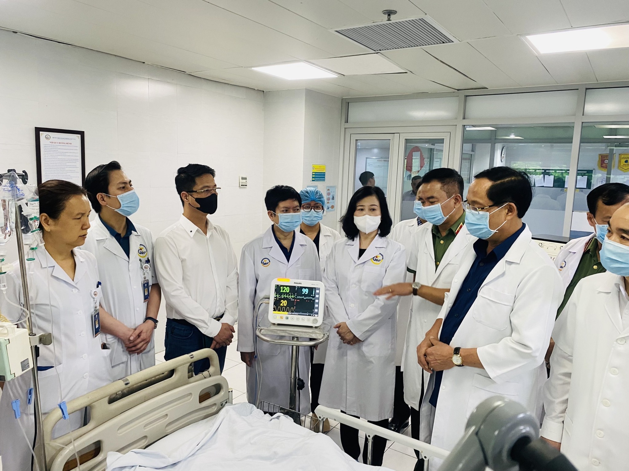 Phó Chủ tịch Quốc hội Trần Quang Phương và Bộ trưởng Bộ Y tế Đào Hồng Lan thăm hỏi, động viên các nạn nhân của vụ cháy. Ảnh: Tuấn Dũng.