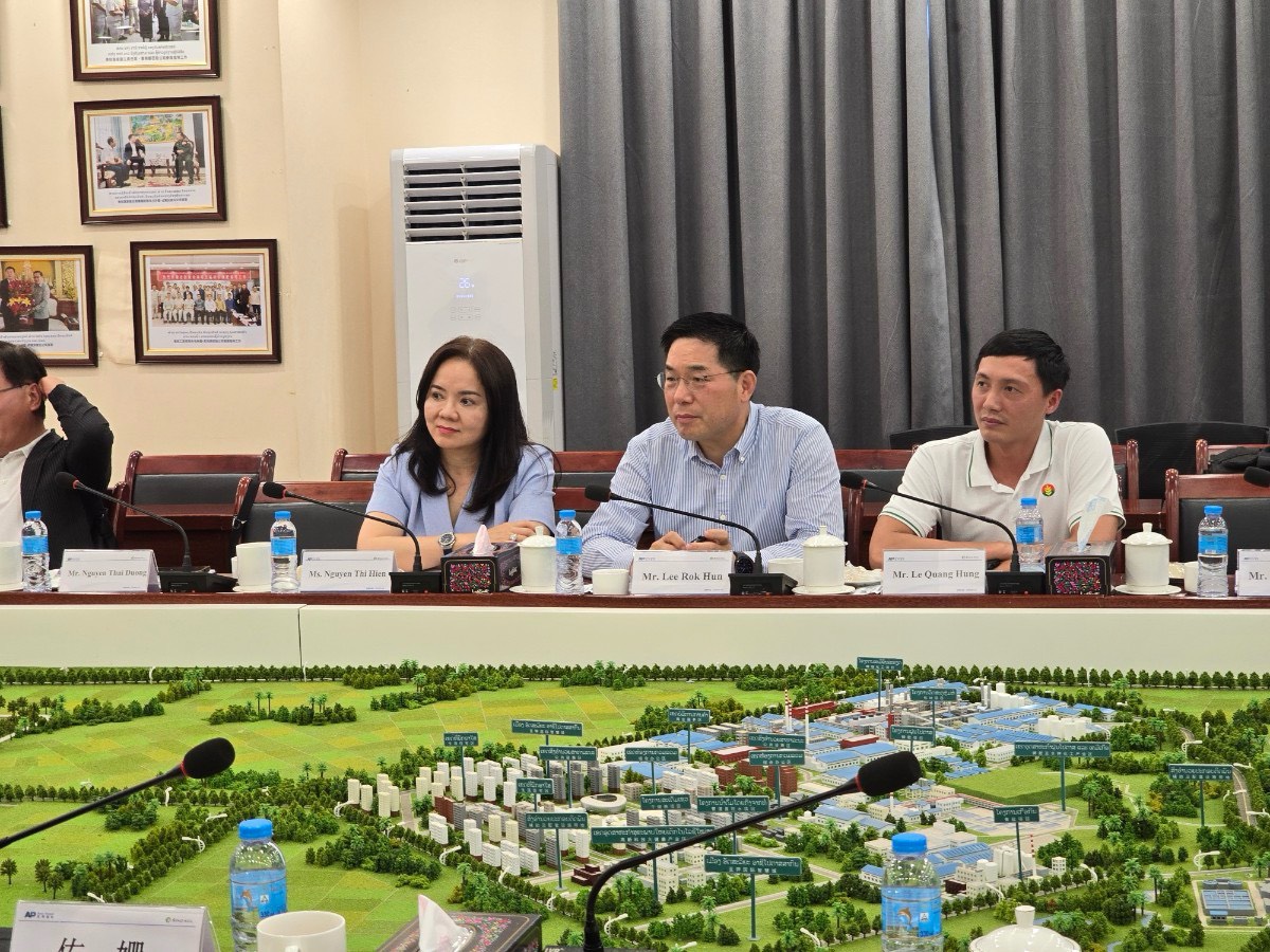Đoàn Phân Bón Cà Mau làm việc cùng đối tác Sino - Agri Potash tại Lào.