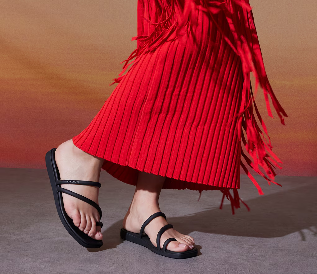 Hiện tại, gần 80% doanh số thu về từ mẫu thiết kế clog mang t&iacute;nh biểu tượng, nhưng c&ocirc;ng ty đang nhắm đến sandal l&agrave; nền tảng ph&aacute;t triển tiếp theo.