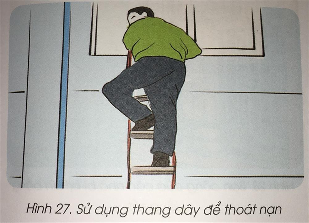 Sử dụng thang dây để thoát nạn.