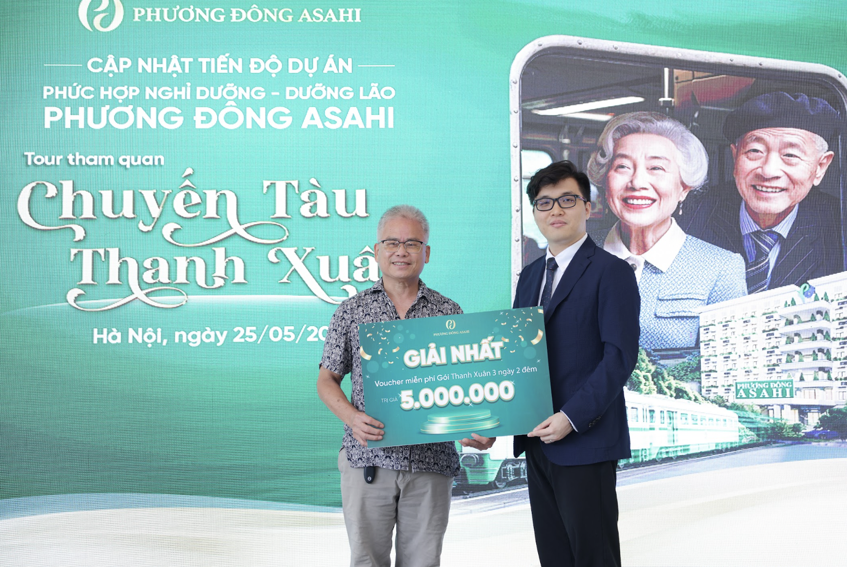 Ông Nguyễn Công Minh trao quà tặng cho khách hàng được giải nhất của chương trình 