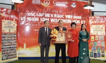 Trao 2 kỷ lục Việt Nam về nhân sâm Wisconsin Hoa Kỳ cho Kỷ lục gia Đặng Đức Thành.