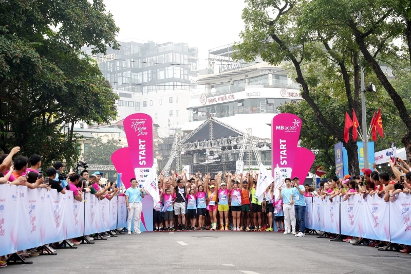 The happiness message behind a unique family relay race