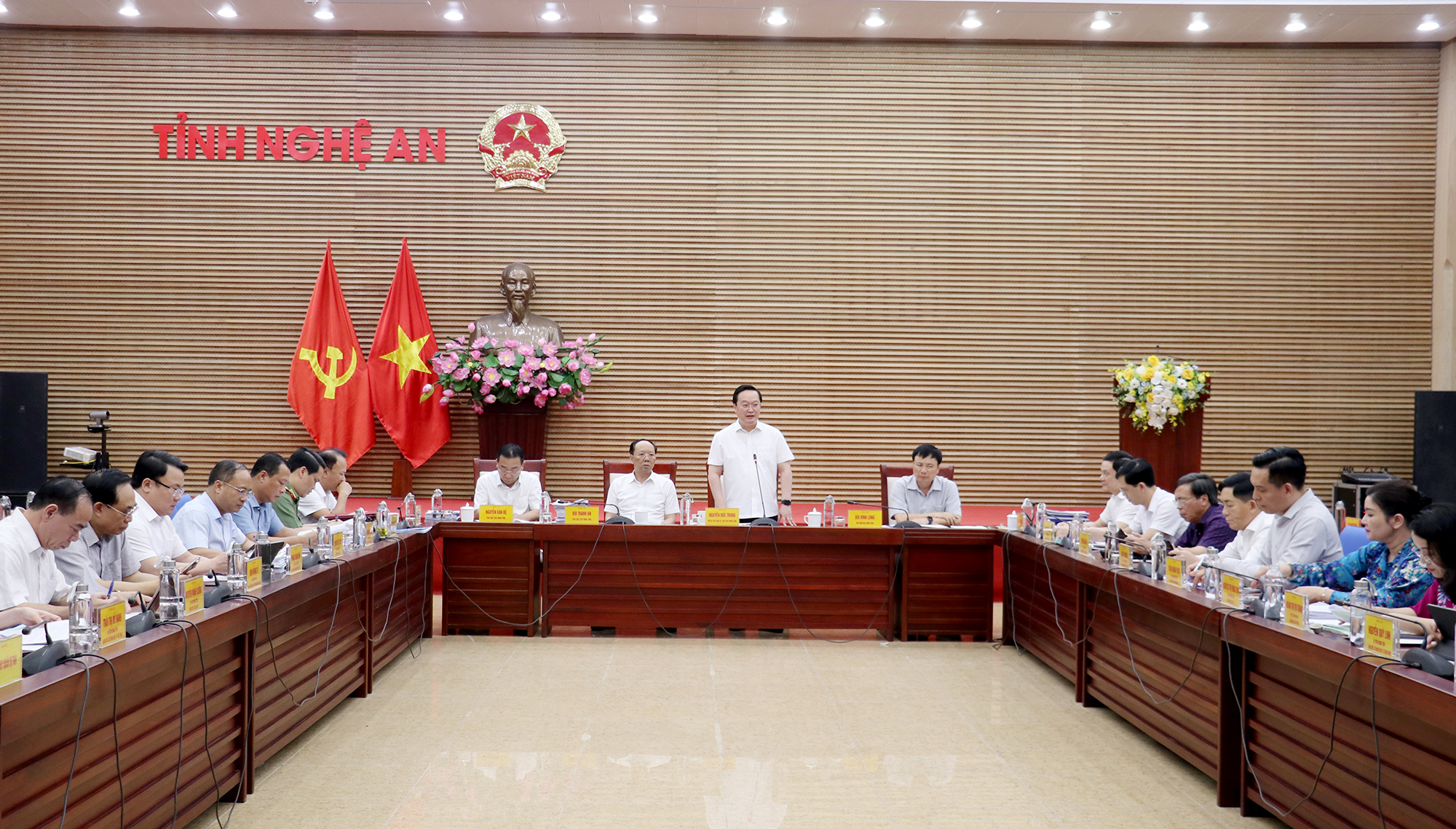 To&agrave;n cảnh phi&ecirc;n họp