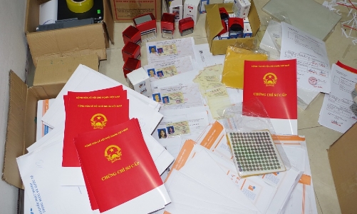 Đường dây sản xuất hơn 50.000 giấy tờ giả, thu lời hơn 100 tỷ đồng