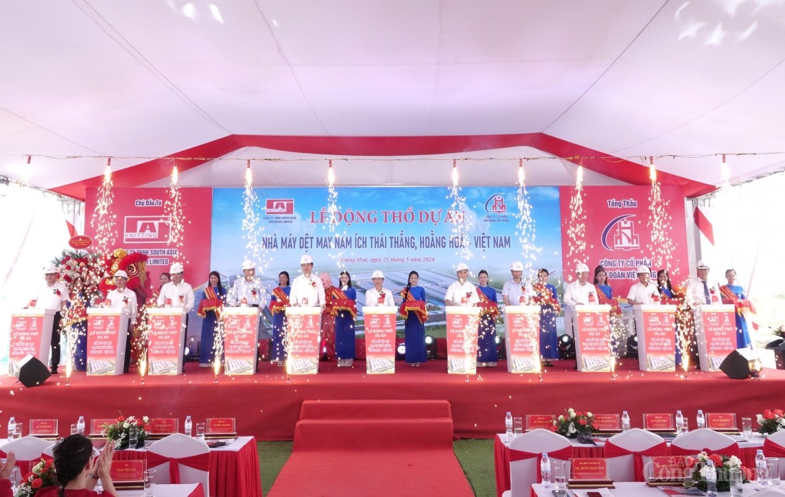 Các đại biểu thực hiện nghi thức động thổ dự án