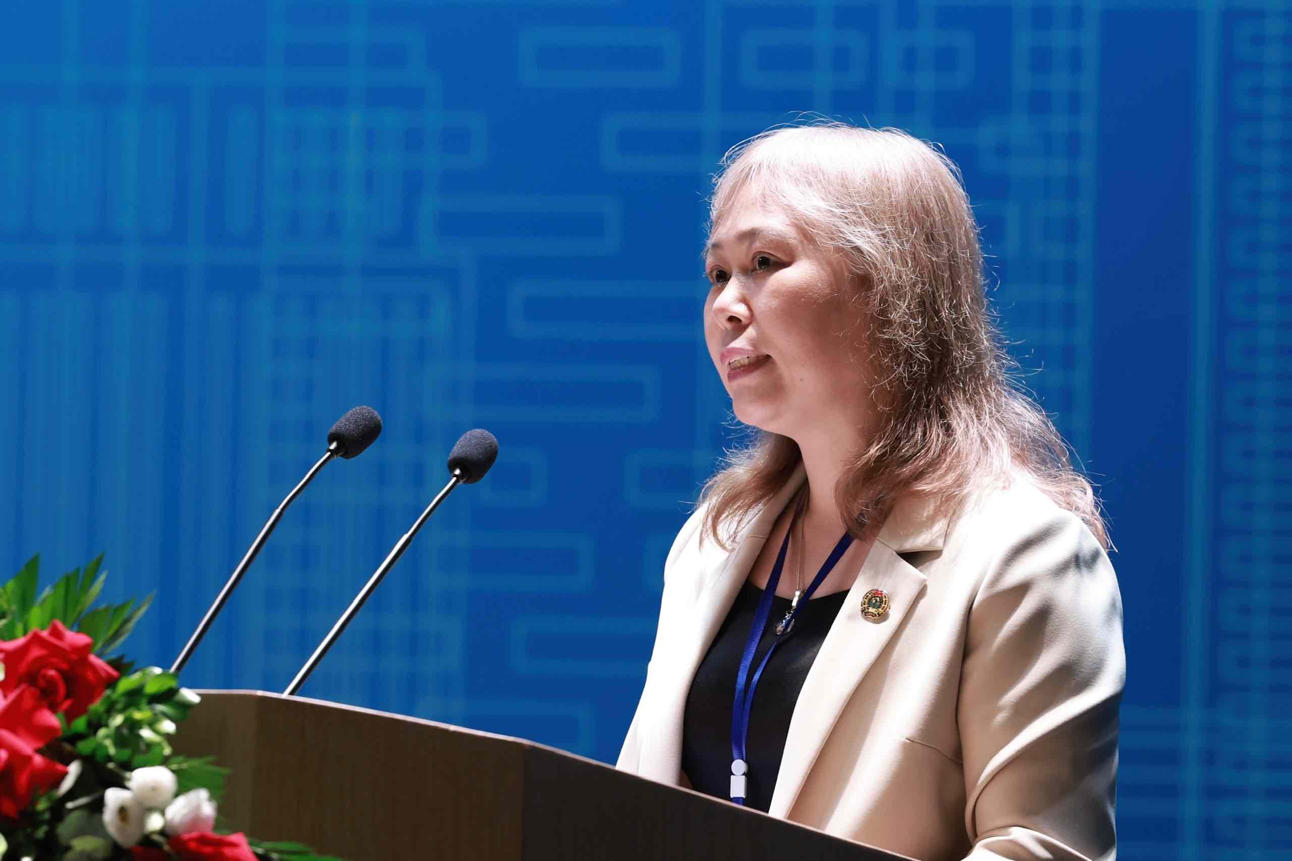 B&agrave; Phạm Thị Thu Lan, Ph&oacute; Viện trưởng Viện C&ocirc;ng nh&acirc;n v&agrave; C&ocirc;ng đo&agrave;n chia sẻ tại diễn đ&agrave;n. Ảnh: Hải Nguyễn.