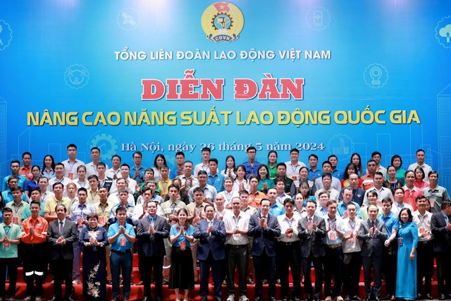 Thủ tướng c&ugrave;ng với đo&agrave;n vi&ecirc;n, người lao động tham dự Diễn đ&agrave;n. Ảnh: VGP.