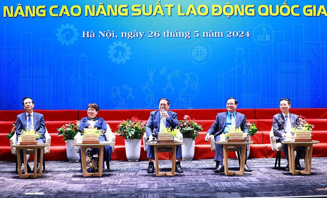 Thủ tướng cùng các đại biểu dự Diễn đàn và chia sẻ với người lao động. Ảnh: VGP.