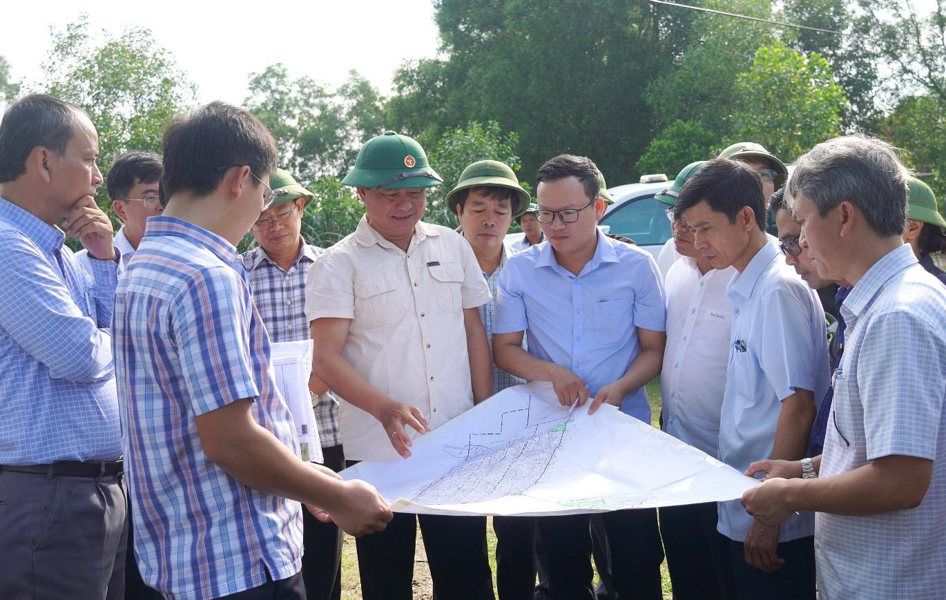 Chủ tịch UBND tỉnh Quảng Trị Võ Văn Hưng  kiểm tra công tác giải phóng mặt bằng dự án Cảng hàng không Quảng Trị tại xã Gio Mai, huyện Gio Linh