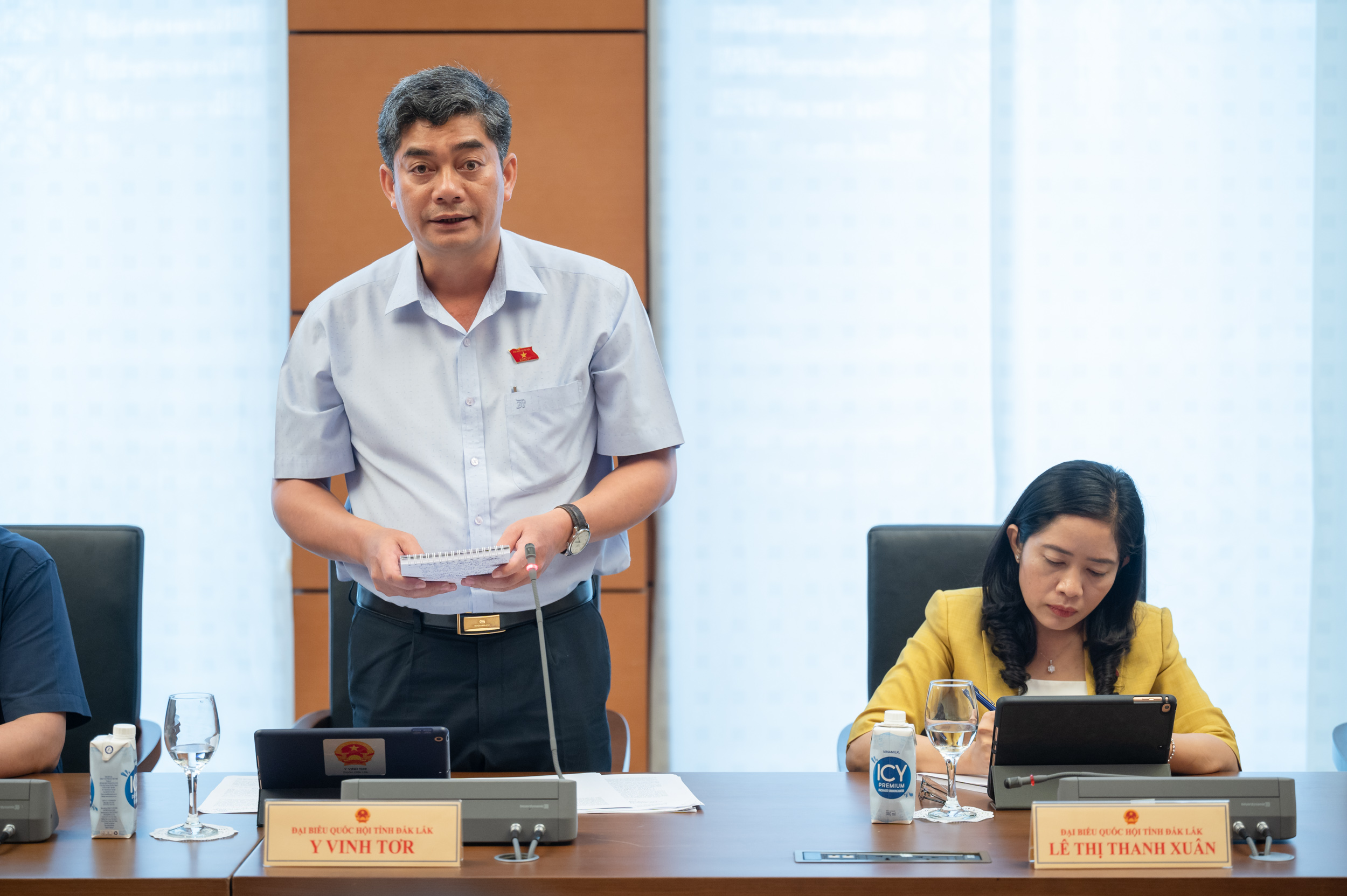 Thứ ba, về nguồn vốn, đại biểu Y Vinh Tơr bày tỏ băn khoăn về vấn đề này và đề nghị Chính phủ cần xác định rõ hơn khả năng đảm bảo nguồn vốn của nhà đầu tư theo phương thức PPP. Đồng thời cần tính đến khả năng đảm bảo của phần vốn ngân sách của địa phương, trong bối cảnh thu ngân sách của địa phương không thuận lợi.