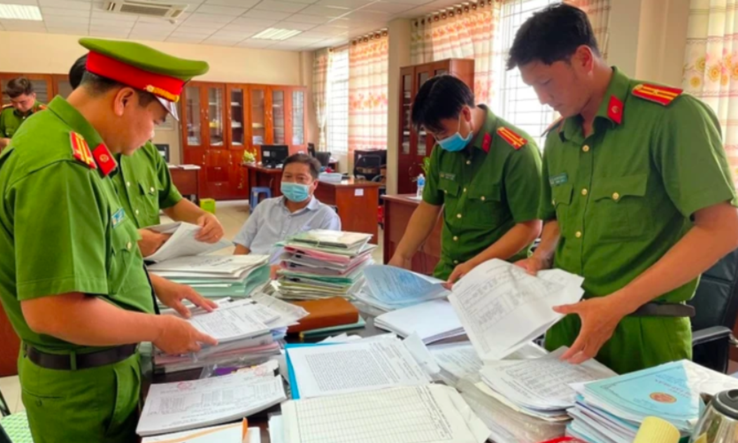 Lực lượng công an khám xét nơi làm việc của các đối tượng.