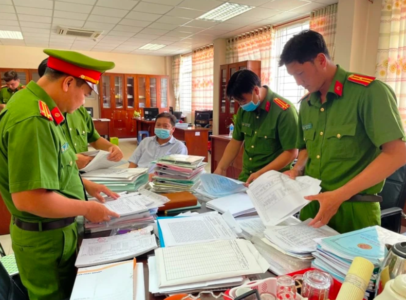 Lực lượng công an khám xét nơi làm việc của các đối tượng.