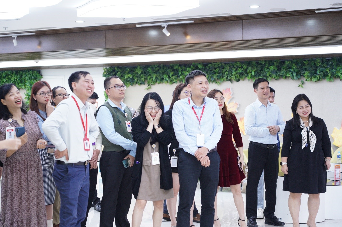 Niềm vui của cán bộ nhân viên khi tham gia Giờ hạnh phúc.