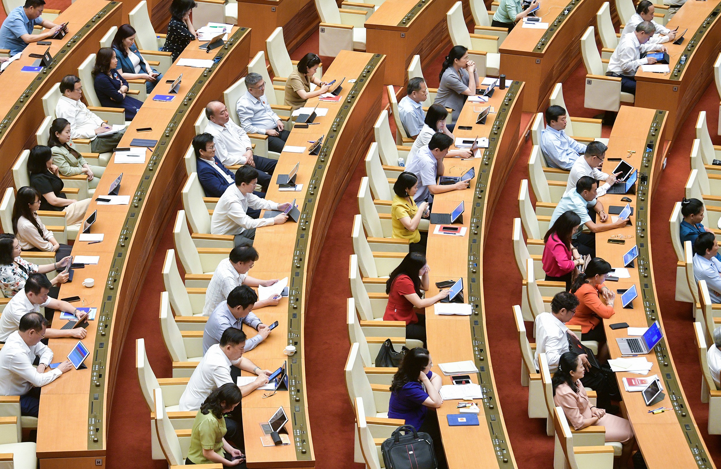 C&aacute;c đại biểu thảo luận tại phi&ecirc;n họp. Ảnh: Quochoi.vn.