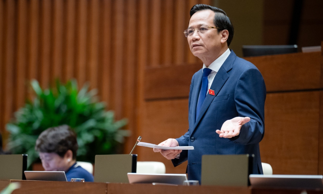 Bộ trưởng Bộ Lao động - Thương binh và Xã hội Đào Ngọc Dung giải trình các nội dung được đại biểu Quốc hội quan tâm. Ảnh: Quochoi.vn.