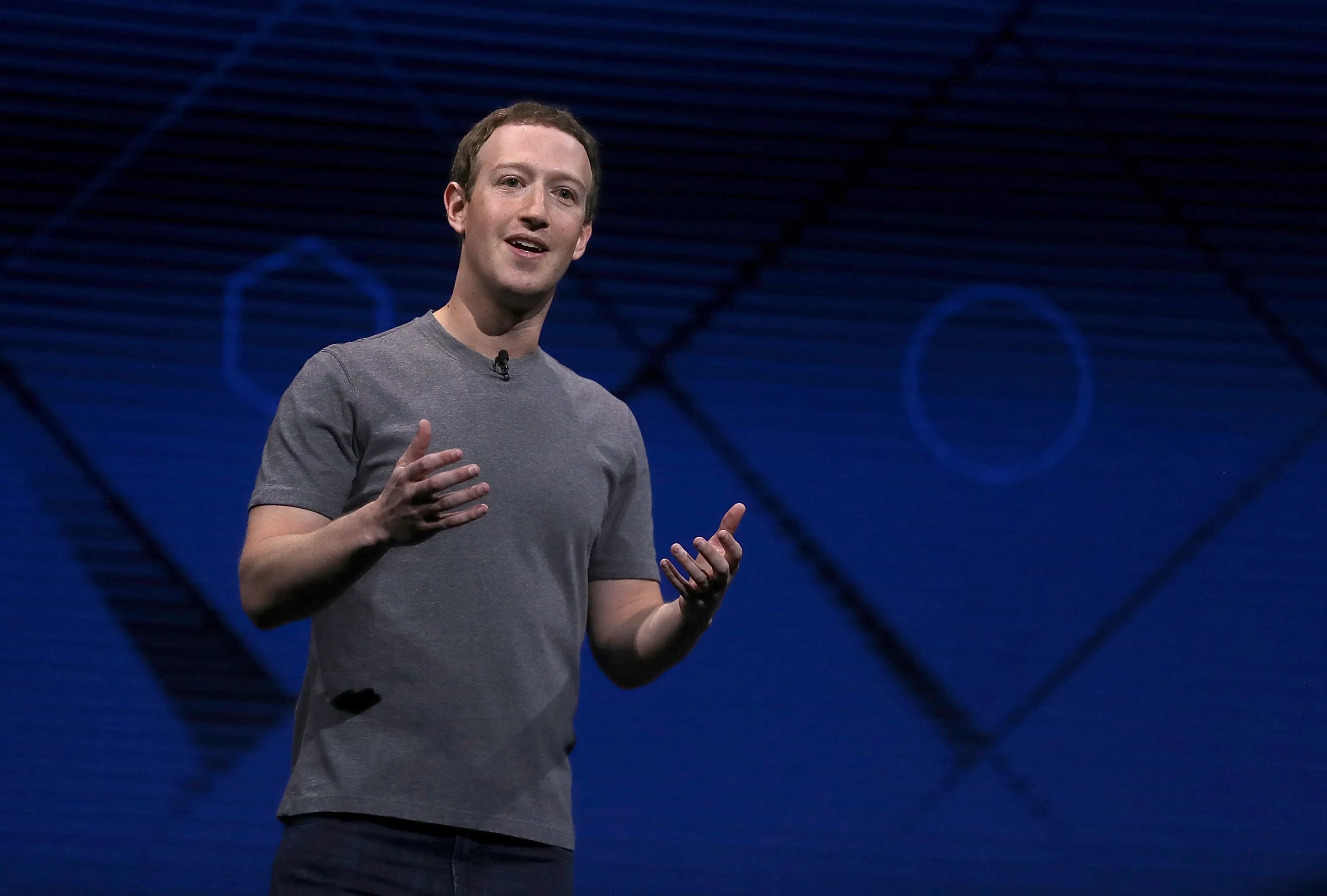 Mark Zuckerberg thường xuất hiện với chiếc áo phông xám.