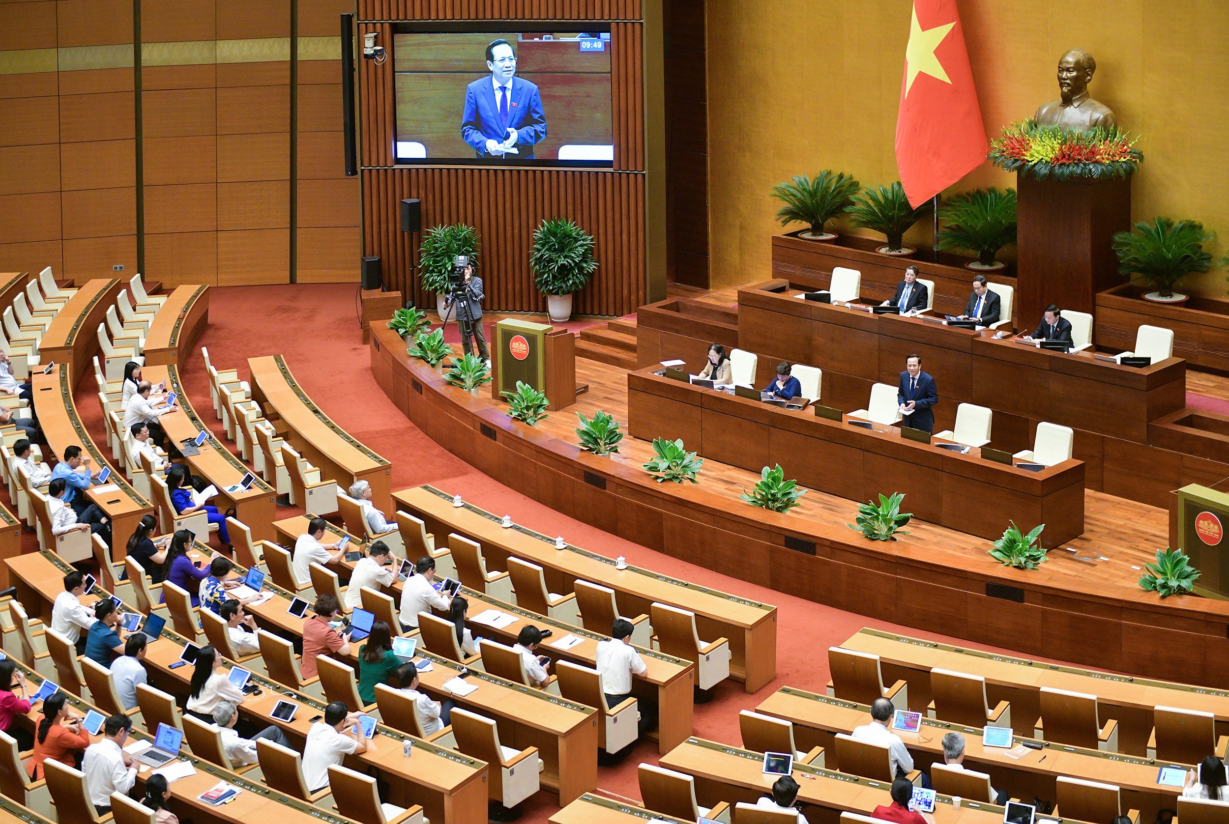Bộ trưởng Đào Ngọc Dung thông tin các nội dung về dự thảo luật. Ảnh: Quochoi.vn.