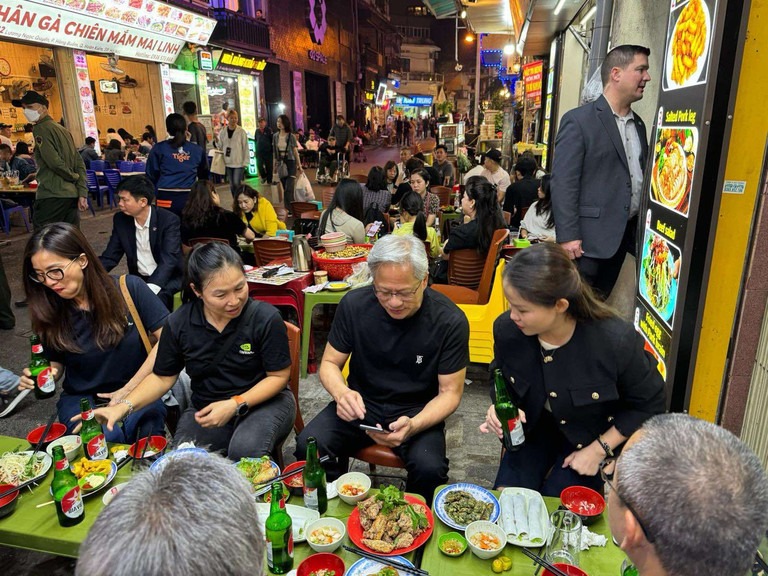 Hình ảnh ông Jensen Huang, CEO Nvidia, uống bia, thưởng thức ẩm thực đường phố tại phố cổ Hà Nội. Nguồn ảnh: FB ông Hoàng Anh Tuấn, Tổng Lãnh sự Việt Nam tại San Francisco (Hoa Kỳ)