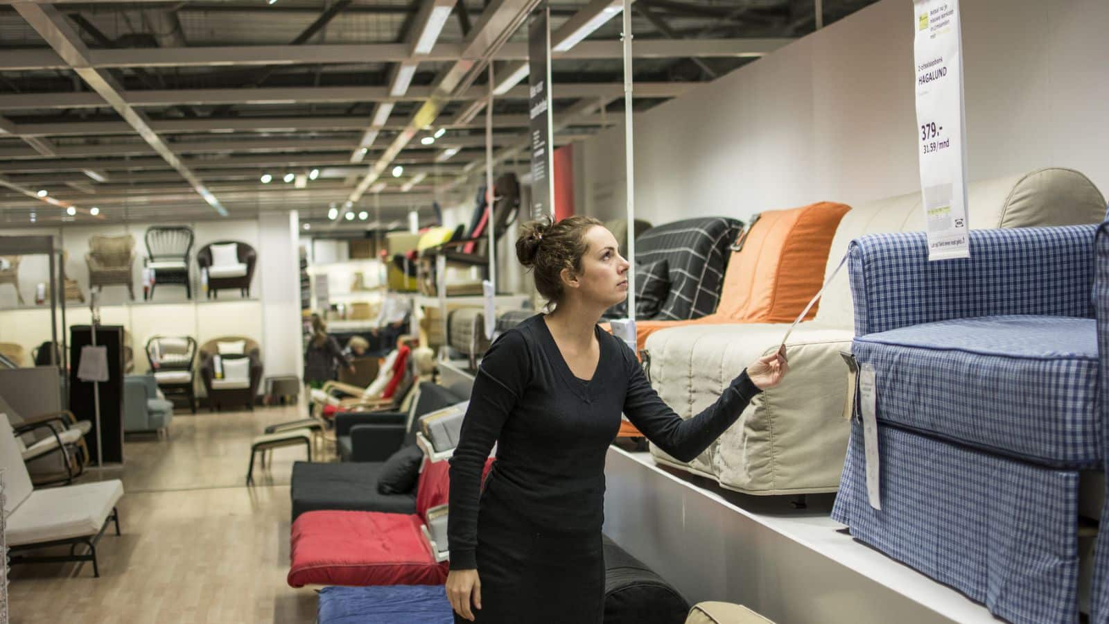 Hãng đồ nội thất Ikea gần đây cũng hạ giá hàng trăm đồ nội thất và trang trí nhà cửa.