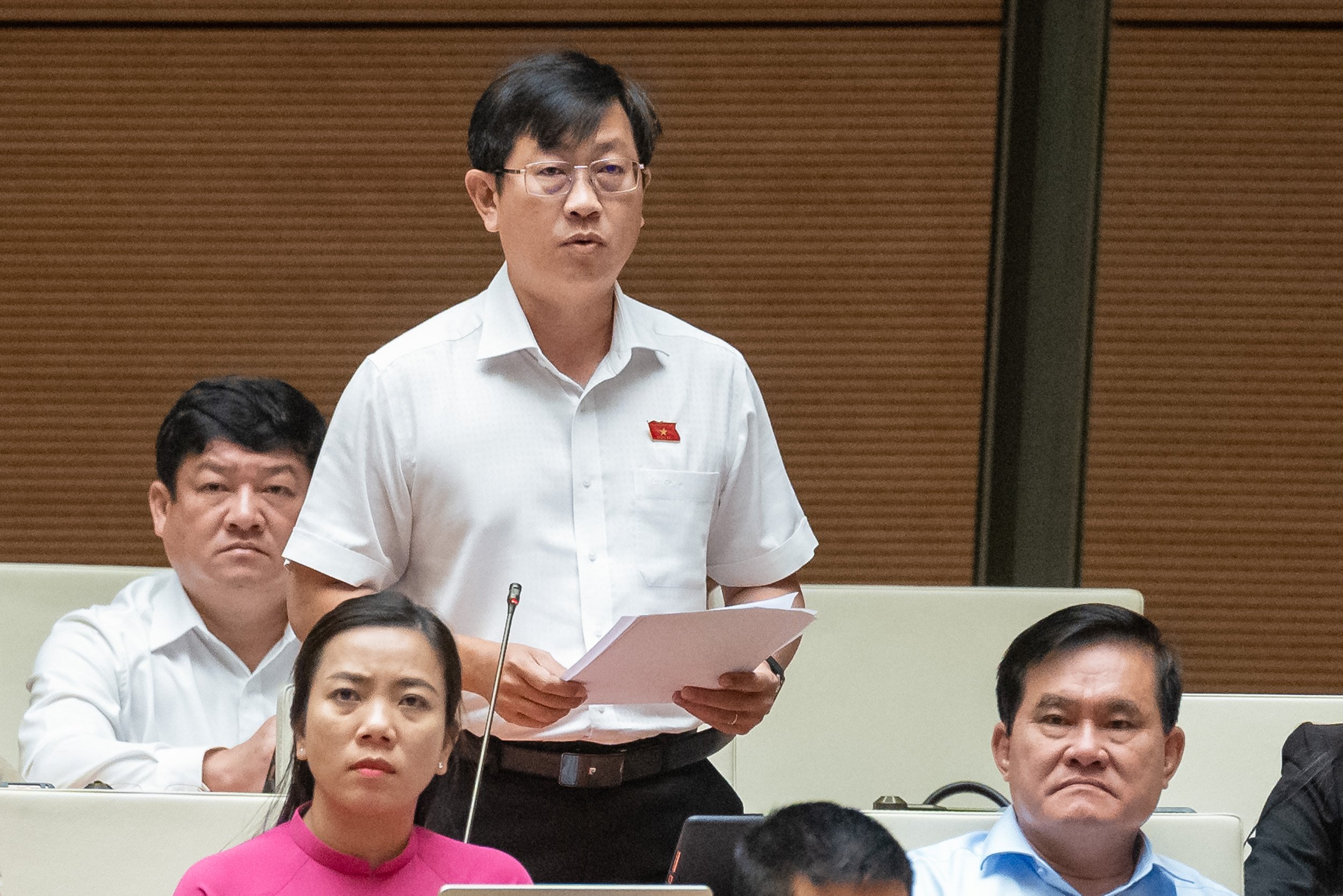 Đại biểu Nguyễn Hữu Thông, Đoàn Đại biểu Quốc hội tỉnh Bình Thuận kiến nghị tiếp tục hạ độ tuổi hưởng trợ cấp hưu trí. Ảnh: Quochoi.vn.
