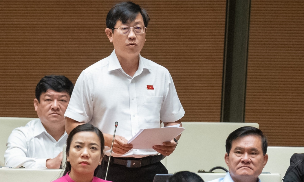 Đại biểu Nguyễn Hữu Thông, Đoàn Đại biểu Quốc hội tỉnh Bình Thuận kiến nghị tiếp tục hạ độ tuổi hưởng trợ cấp hưu trí. Ảnh: Quochoi.vn.