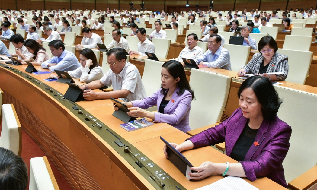 Các đại biểu Quốc hội tranh luận về quy định trừ tỷ lệ hưởng lương hưu khi nghỉ trước tuổi chiều 27/5. Ảnh: Quochoi.vn.