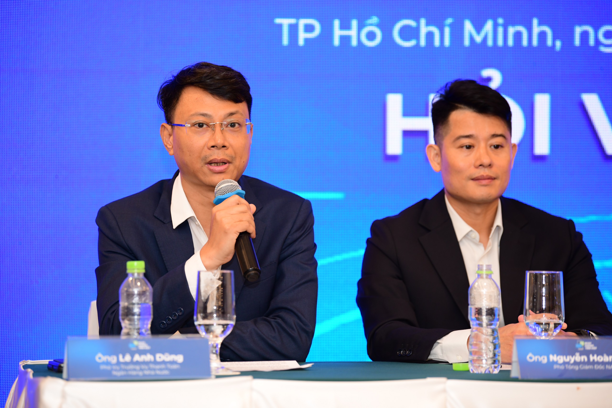 &Ocirc;ng L&ecirc; Anh Dũng, Ph&oacute; Vụ trưởng Vụ Thanh to&aacute;n, Ng&acirc;n h&agrave;ng Nh&agrave; nước (ngo&agrave;i c&ugrave;ng b&ecirc;n tr&aacute;i), trả lời hỏi đ&aacute;p xung quanh c&aacute;c vấn đề tăng cường bảo mật trong trong thanh to&aacute;n.