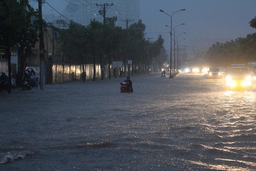 Qu&aacute; tr&igrave;nh đ&ocirc; thị h&oacute;a đ&atilde; san lấp nhiều tuyến k&ecirc;nh rạch, cũng l&agrave; nguy&ecirc;n nh&acirc;n dẫn đến thực tế: Sau mưa, nhiều tuyến đường biến th&agrave;nh s&ocirc;ng.