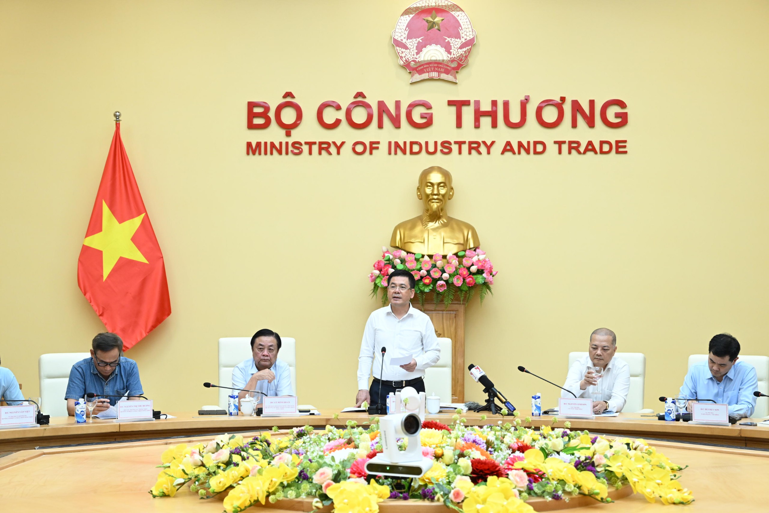 Bộ trưởng Bộ Công Thương Nguyễn Hồng Diên và Bộ trưởng Bộ Nông nghiệp và phát triển nông thôn Lê Minh Hoan đồng chủ trì cuộc họp.