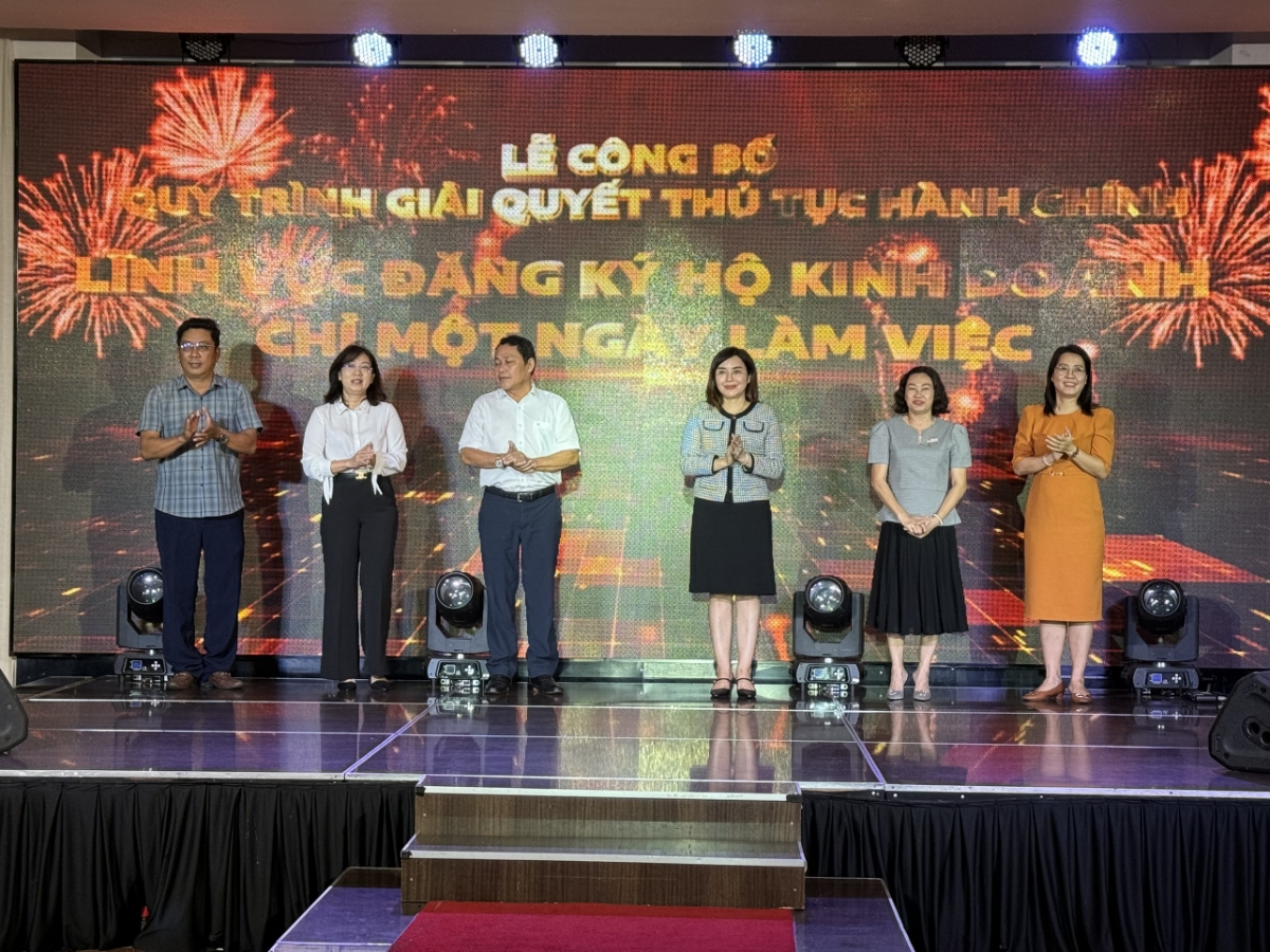 Ngày 28/5, UBND Quận 4 đã ra mắt mô hình rút ngắn thời gian giải quyết thủ tục hành chính lĩnh vực đăng ký hộ kinh doanh từ 03 ngày xuống 01 ngày làm việc.