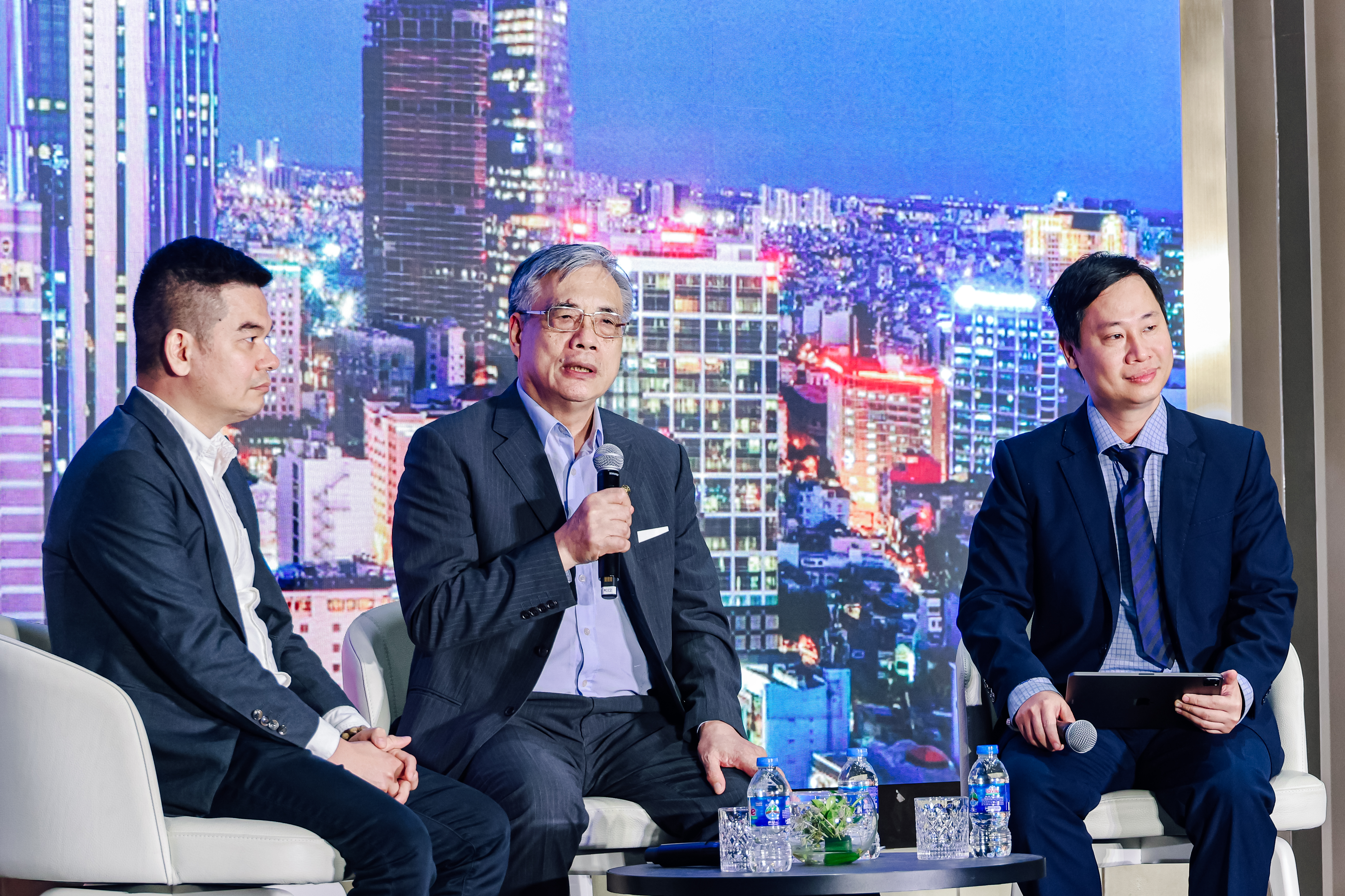PGS.TS Trần Đình Thiên (giữa) thảo luận cùng các chuyên gia về khu Đông - vùng động lực mới của TP.HCM.