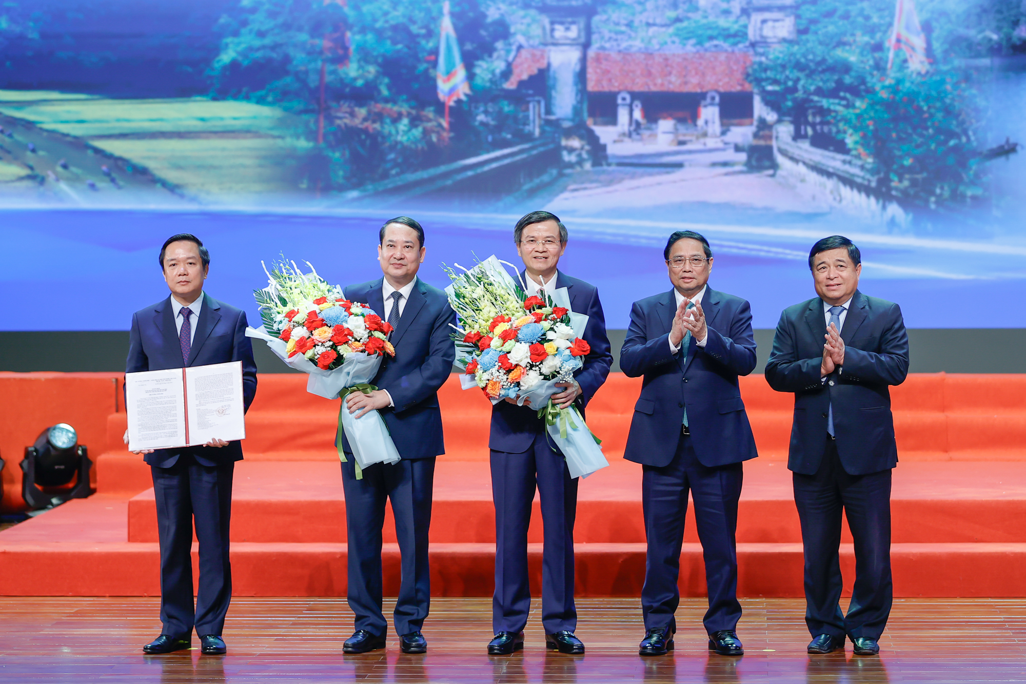 Thủ tướng Chính phủ Phạm Minh Chính và Bộ trưởng Bộ Kế hoạch và Đầu tư Nguyễn Chí Dũng trao Quyết định phê duyệt Quy hoạch tỉnh Ninh Bình thời kỳ 2021 - 2030, tầm nhìn đến năm 2050 cho lãnh đạo tỉnh Ninh Bình - Ảnh: VGP