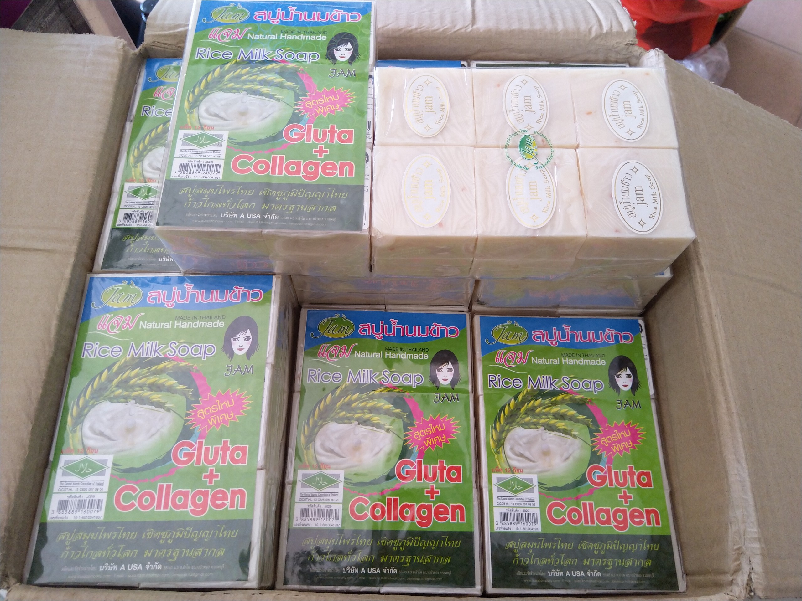 Nhiều l&ocirc; mỹ phẩm tr&ocirc;i nổi kh&ocirc;ng r&otilde; nguồn gốc đ&atilde; bị thu giữ v&agrave; ti&ecirc;u hủy.