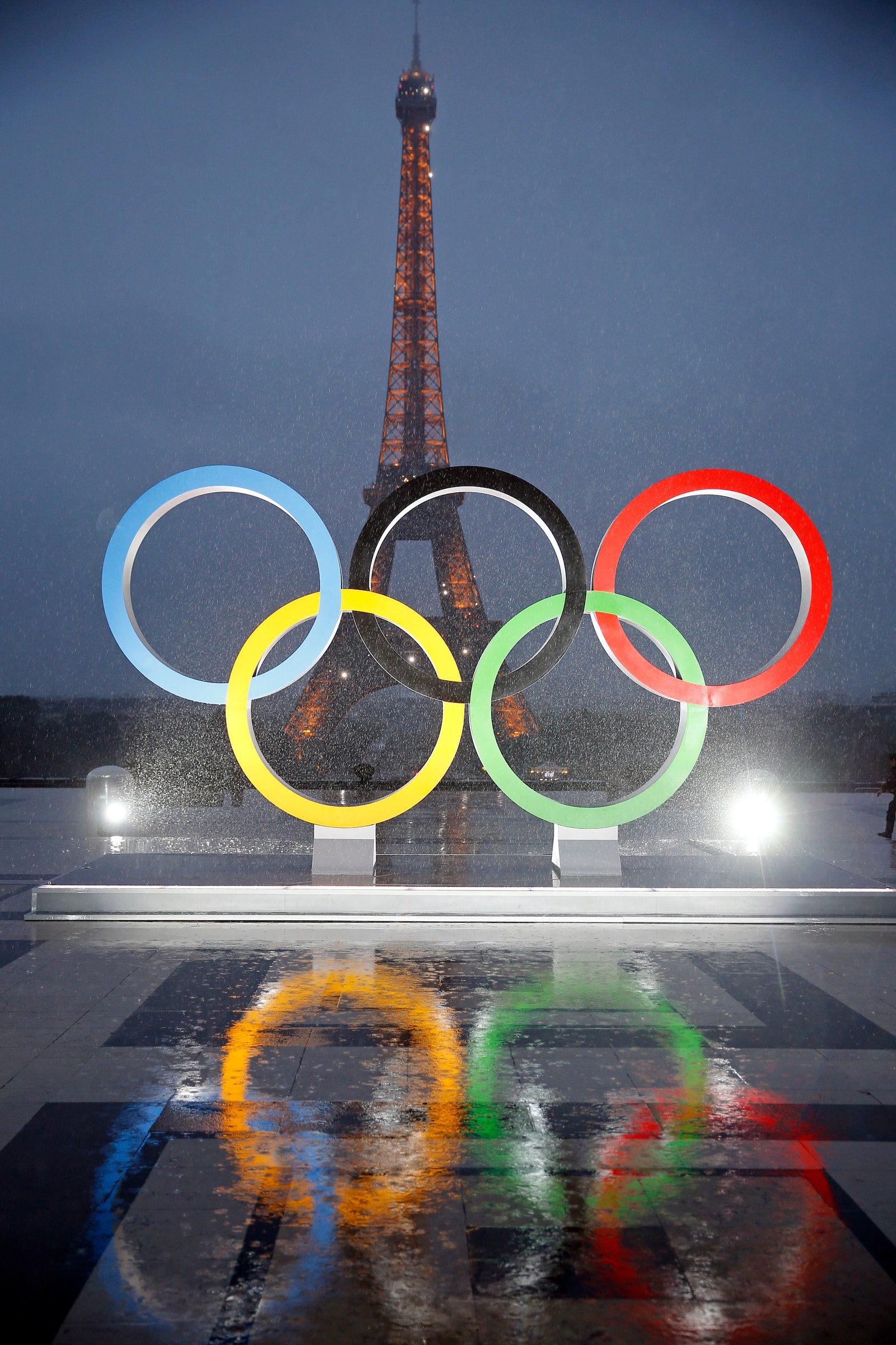 Những chiếc vòng biểu tượng Olympic khổng lồ được trưng bày tại tháp Eiffel.