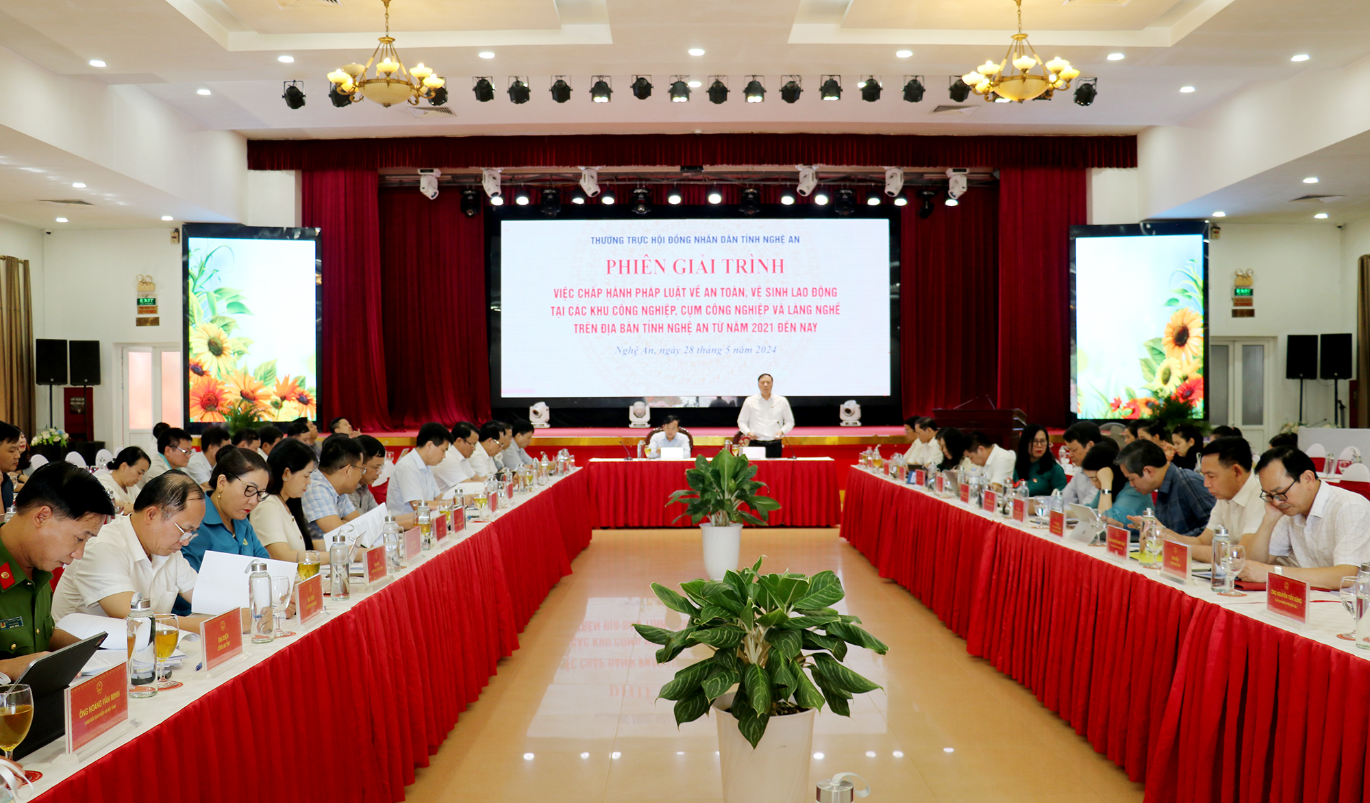 Quang cảnh phiên giải trình