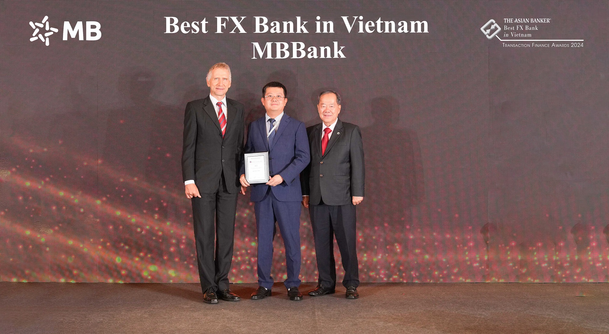 Ông Lê Đức Dũng - Trưởng phòng Phát triển kinh doanh và Sản phẩm – Khối Treasury đại diện MB nhận giải thưởng.