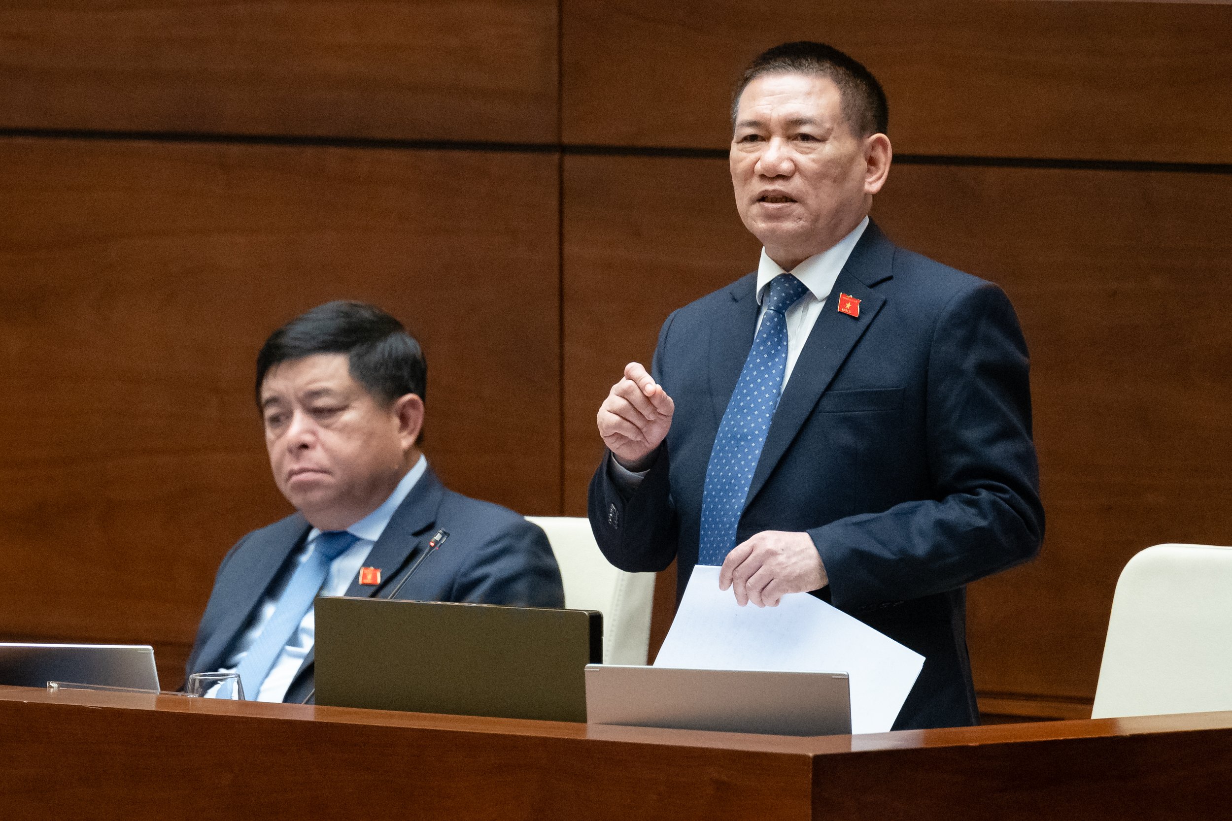 Bộ trưởng Bộ Tài chính giải trình tại phiên họp - Ảnh: Quochoi.vn.