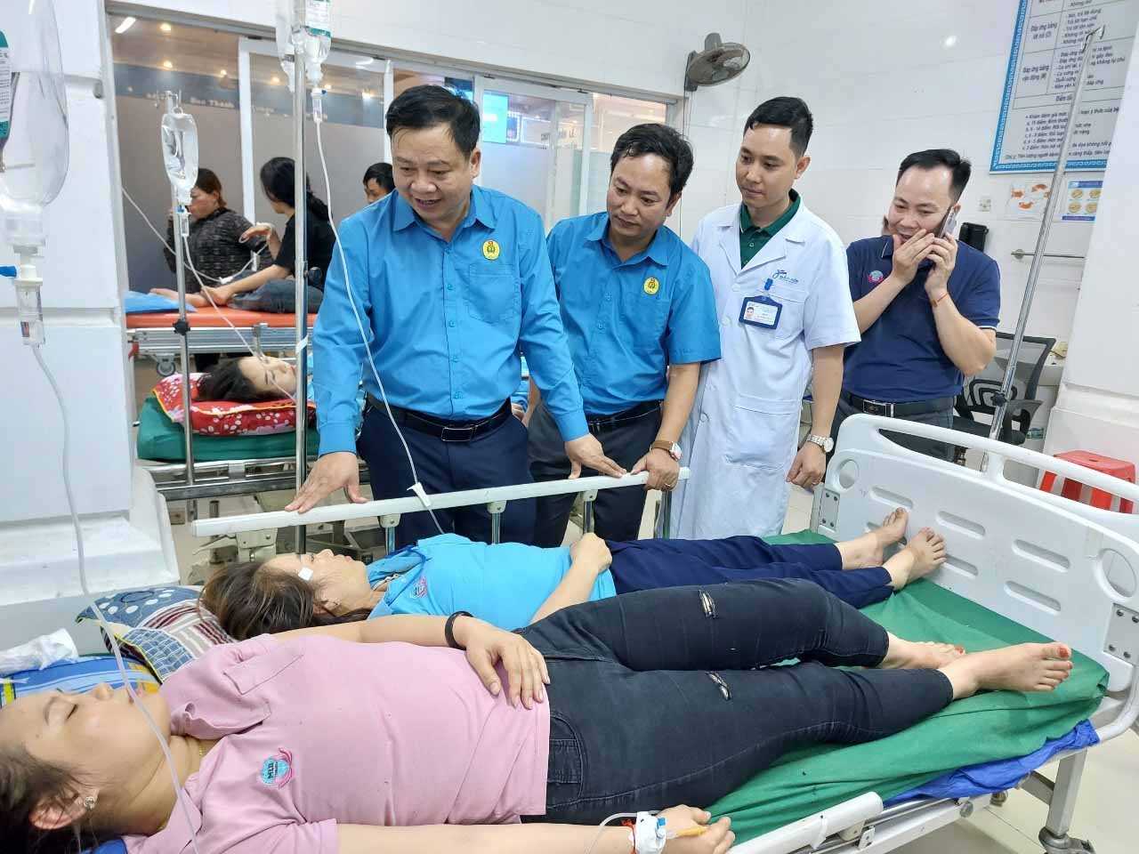 Ông Nguyễn Đức Hồng, Chủ tịch Liên đoàn Lao động huyện Yên Thành (Nghệ An) thăm hỏi công nhân Công ty TNHH MLB Tenergy bị ngộ độc thực phẩm. Ảnh: Quang Đại