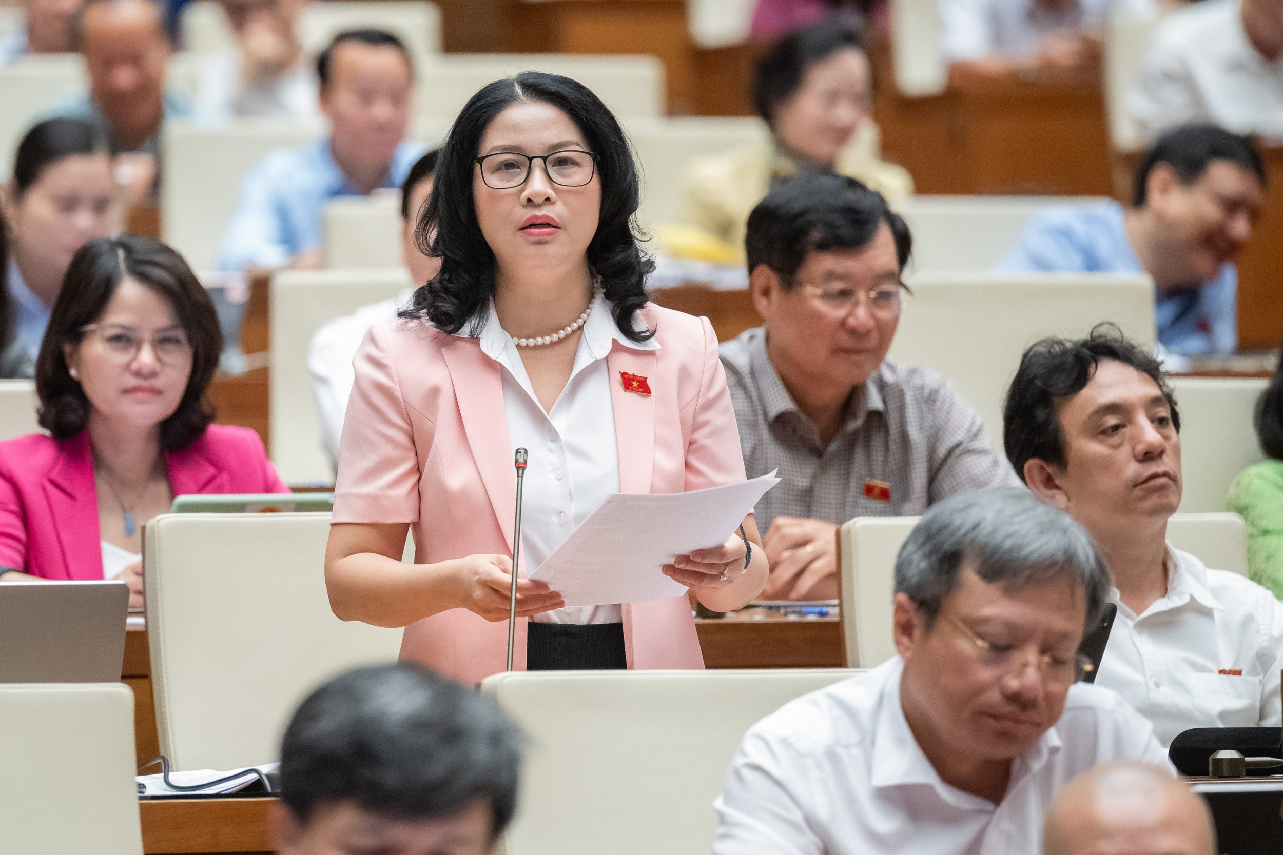Đại biểu Nguyễn Thị Lan, đoàn Tp. Hà Nội: Cần làm rõ hơn nữa tầm quan trọng của việc giảm rác thải khí nhà kính và việc tham gia thị trường carbon.