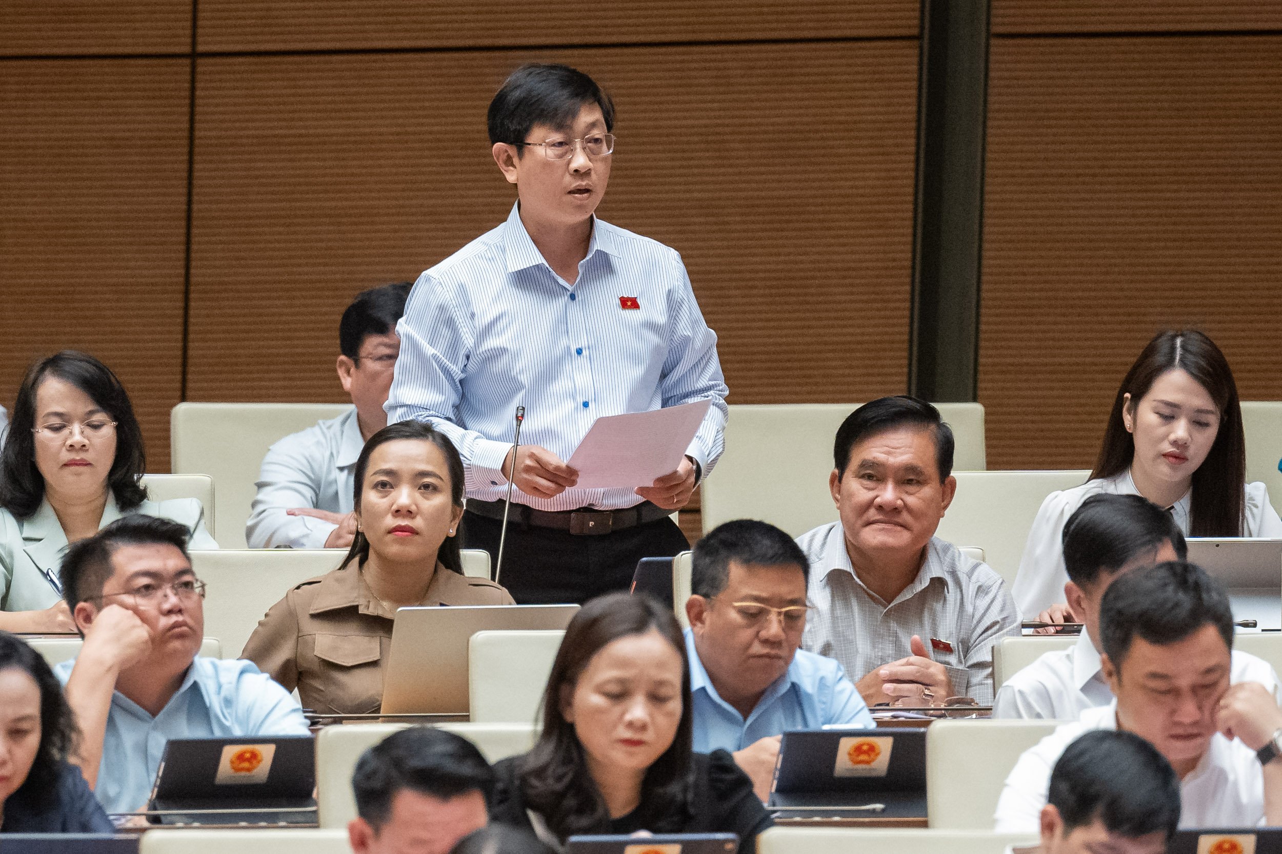 Đại biểu Nguyễn Hữu Th&ocirc;ng, đo&agrave;n B&igrave;nh Thuận, ph&aacute;t biểu thảo luận tại hội trường ng&agrave;y 29/5. (Ảnh: Quochoi.vn)