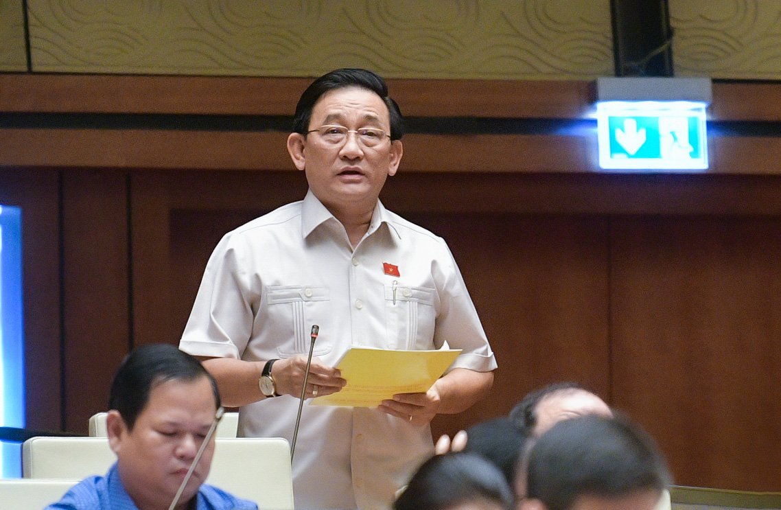 Đại biểu Trần Quốc Tuấn, đo&agrave;n đại biểu Quốc hội tỉnh Tr&agrave; Vinh ph&aacute;t biểu thảo luận tại hội trường ng&agrave;y 29/5.