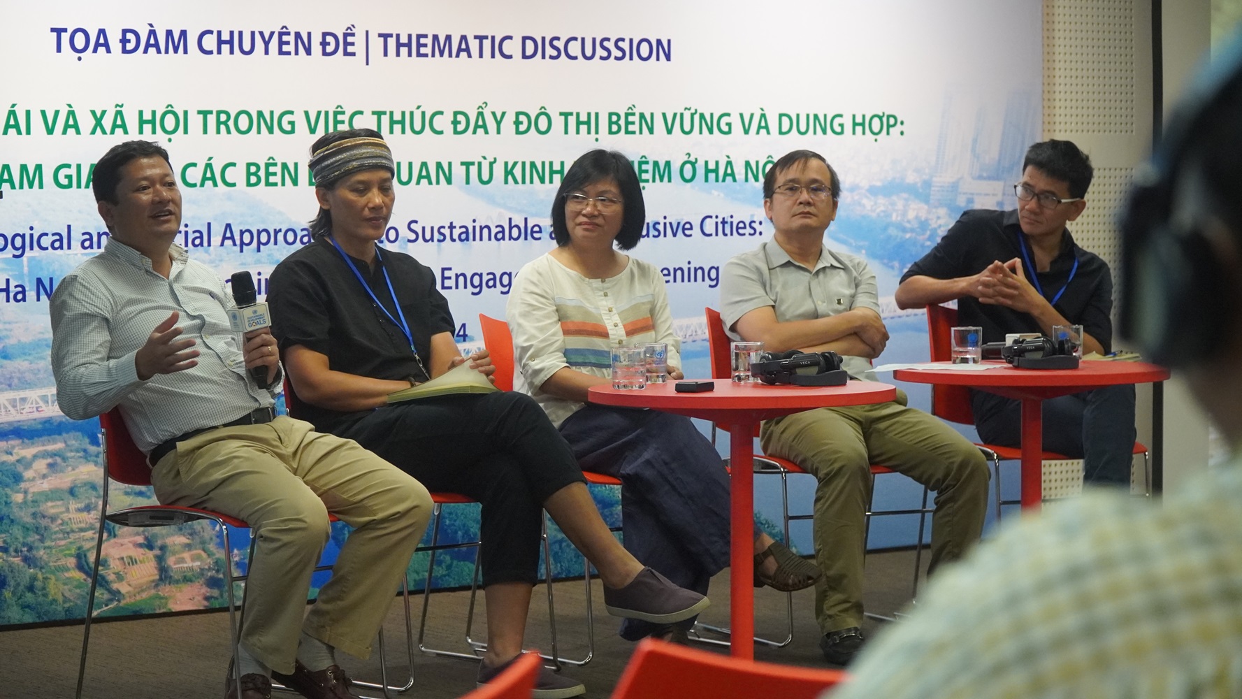 C&aacute;c diễn giả chia sẻ tại tọa đ&agrave;m.