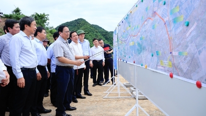 PM visits construction site of east-west road in Ninh Binh