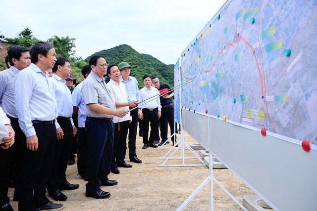 PM visits construction site of east-west road in Ninh Binh