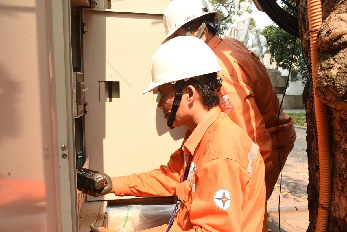 Kiểm tra thiết bị điện mùa nắng nóng.