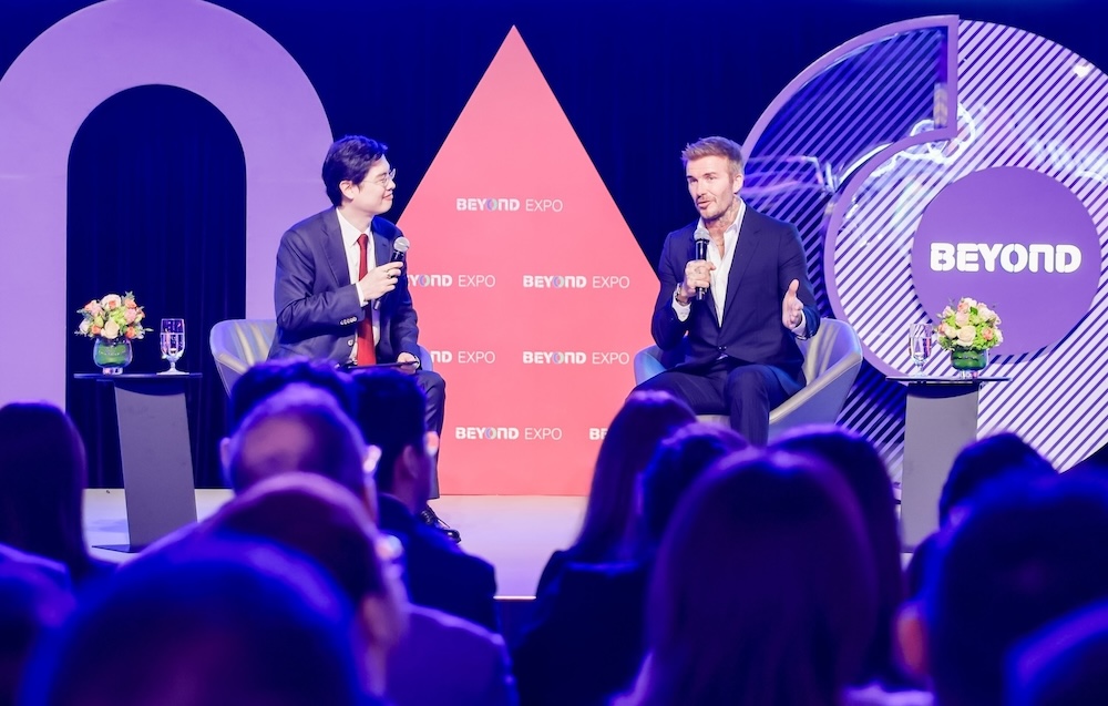 Ông Grant Chum, Giám đốc Điều hành Sands China và cựu danh thủ người Anh David Beckham trong phiên thảo luận thuộc khuôn khổ Triển lãm BEYOND diễn ra vào ngày 23/5.